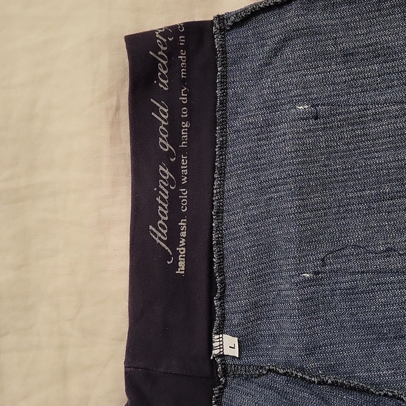 Floating Gold Iceberg navy shorts, size L - Picture 4 of 5